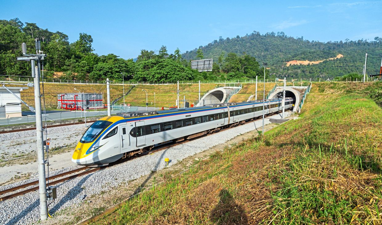 KTM ETS dan Kommuter perkhidmatan keretapi kuasa elektrik nampak serupa