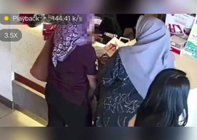 [Video] Sambil sembang lihat menu sambil tangan seluk beg mangsa