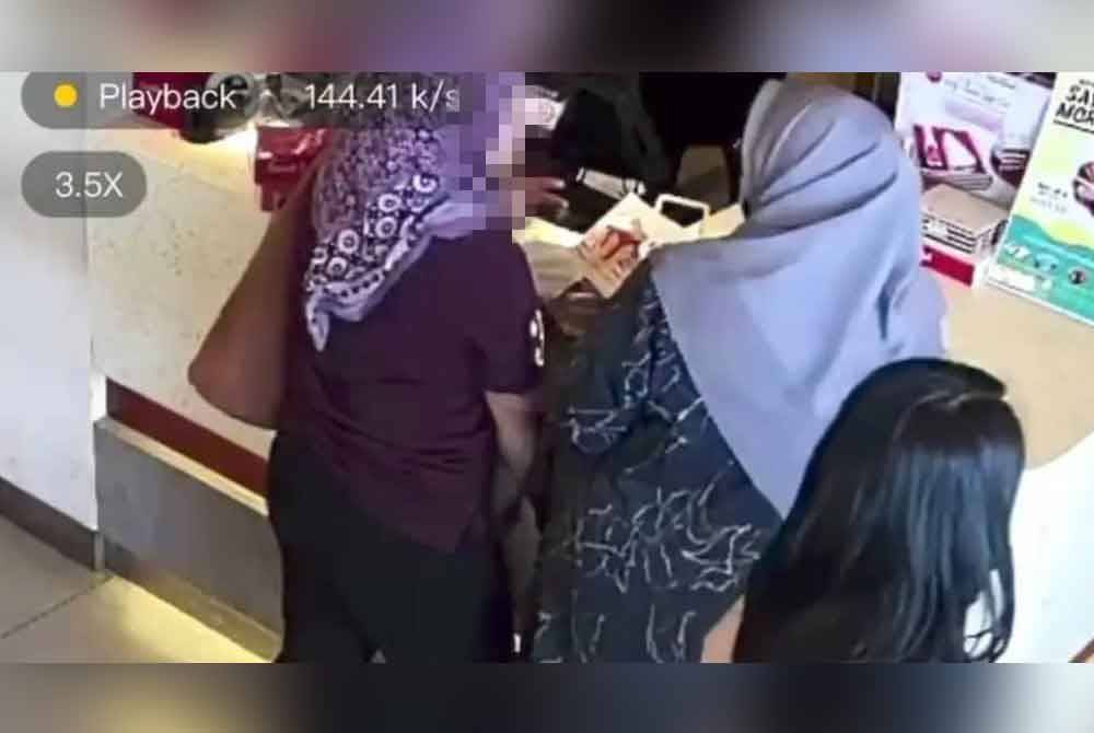 [Video] Sambil sembang lihat menu sambil tangan seluk beg mangsa