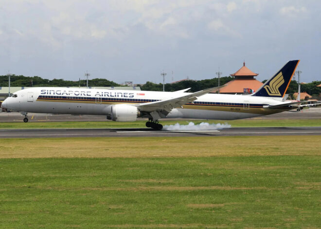 Brek berasap pesawat Singapore Airlines ketika mendarat di lapangan terbang Narita