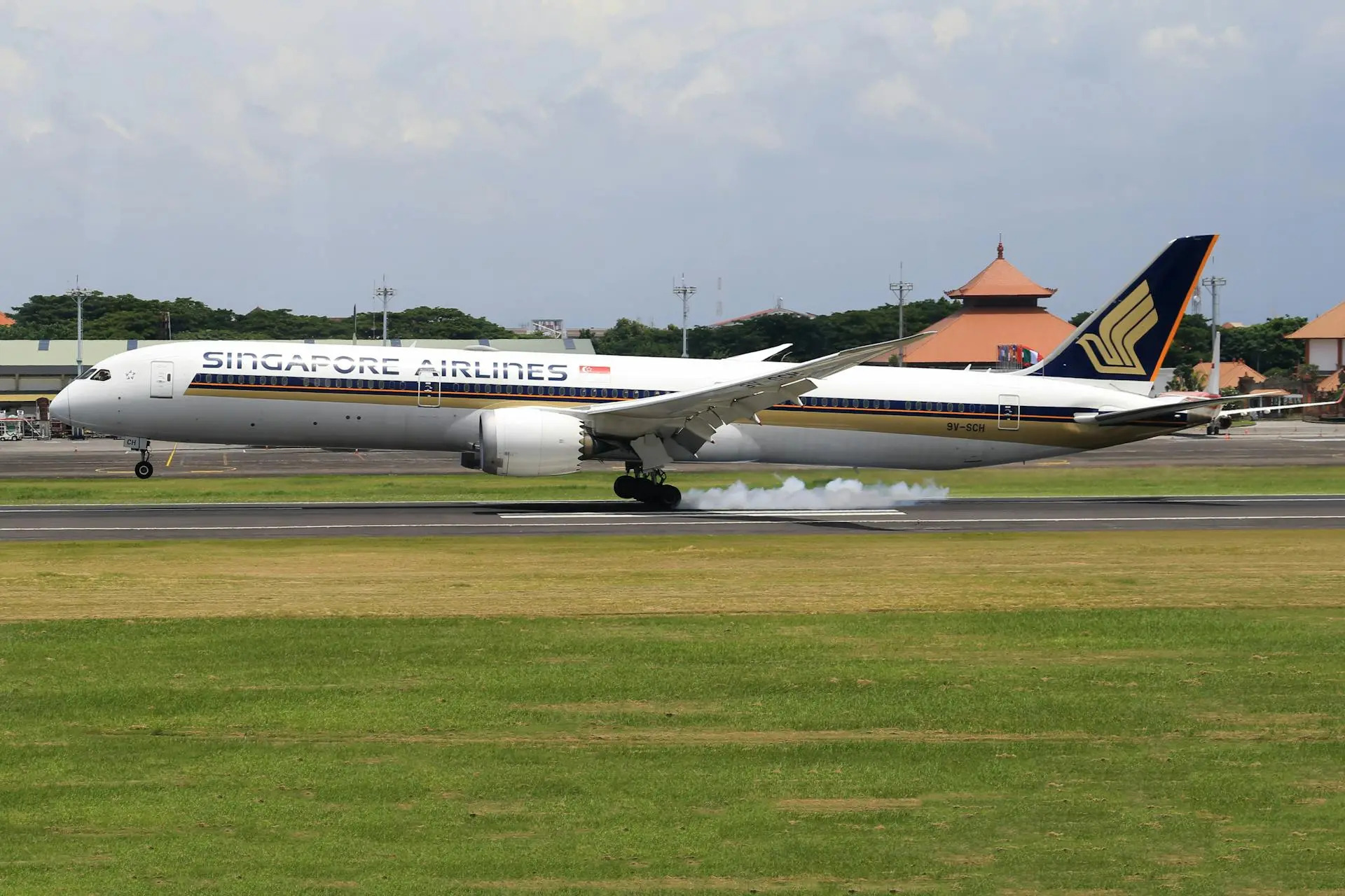 Brek berasap pesawat Singapore Airlines ketika mendarat di lapangan terbang Narita