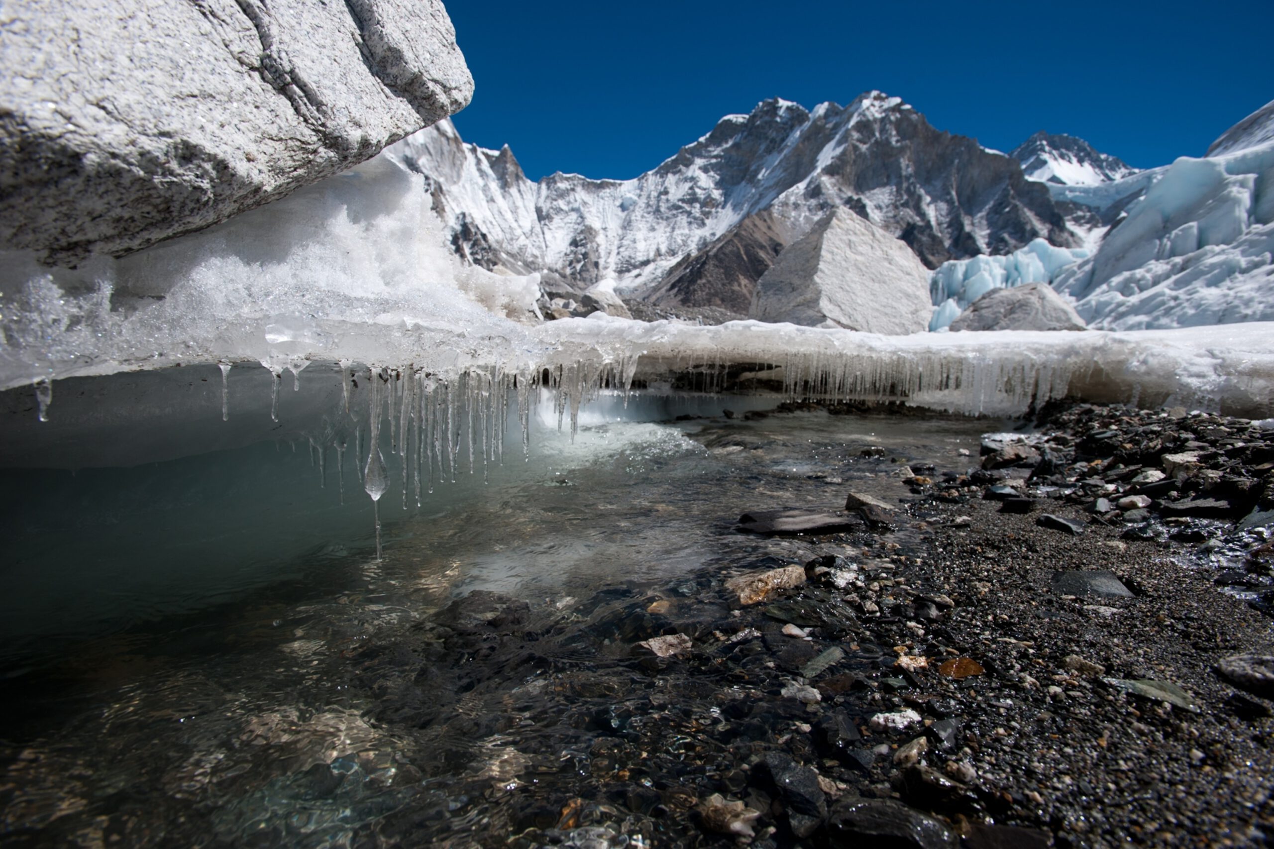 Pencairan Ais di Everest: Penemuan Mayat Pendaki dan Impak Pemanasan Global