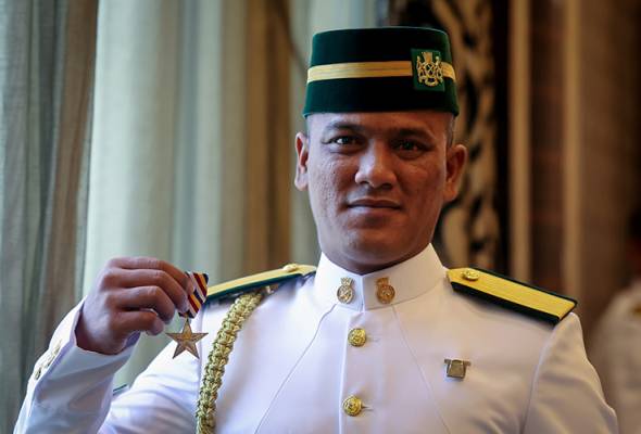 Keberanian Sarjan tentera terjun Jambatan Pulau Pinang selamatkan pasangan terima pingat JPP Yang Di-Pertuan Agong