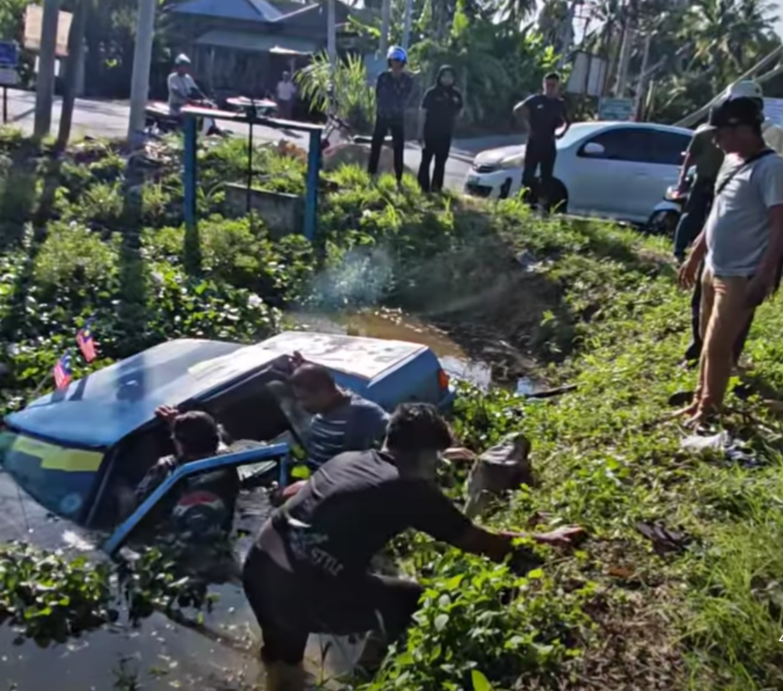 Bantuan orang awam selamatkan penumpang kereta terbabas dalam parit