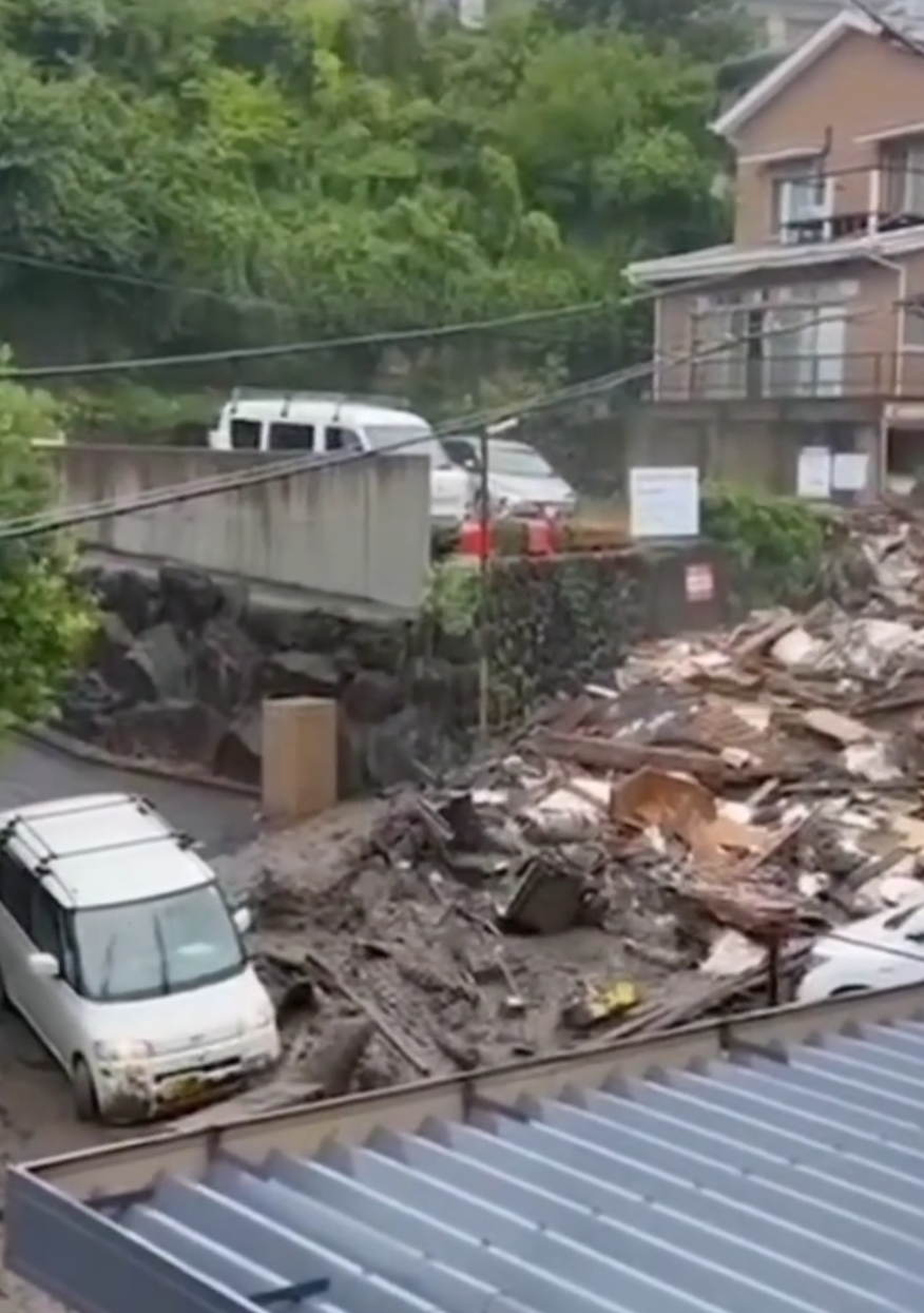 [Video] Sebuah kereta terselamat dari Banjir Lumpur dan Tanah Runtuh di Jepun